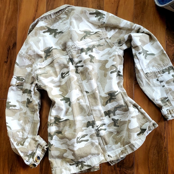 BERSHKA Camo Jacket - Size XS (EUC) - Picture 6 of 7